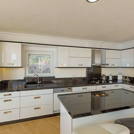 Sleeps 14 With Pool Air Con And Wifi