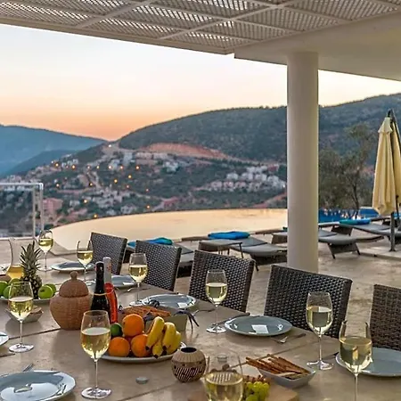 Sleeps 14 With Pool Air Con And Wifi فيلة كالكان