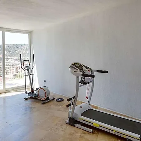 Sleeps 14 With Pool Air Con And Wifi