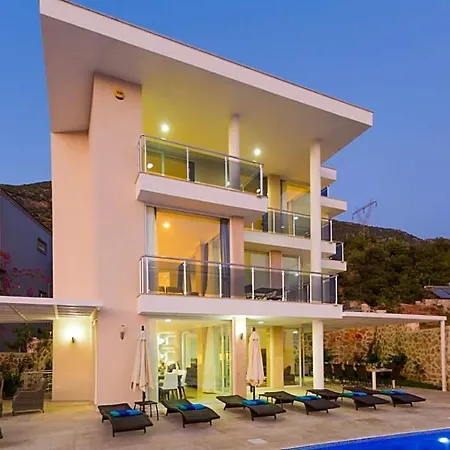 فيلة Sleeps 14 With Pool Air Con And Wifi كالكان