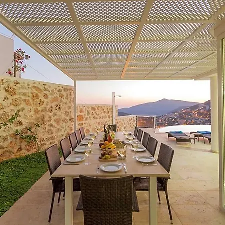 Sleeps 14 With Pool Air Con And Wifi فيلة