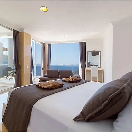 Sleeps 14 With Pool Air Con And Wifi فيلة *