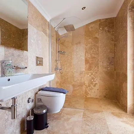 Sleeps 14 With Pool Air Con And Wifi فيلة