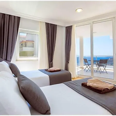Sleeps 14 With Pool Air Con And Wifi *