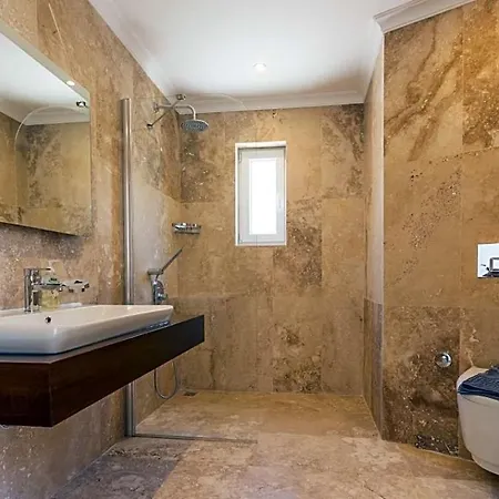 Sleeps 14 With Pool Air Con And Wifi