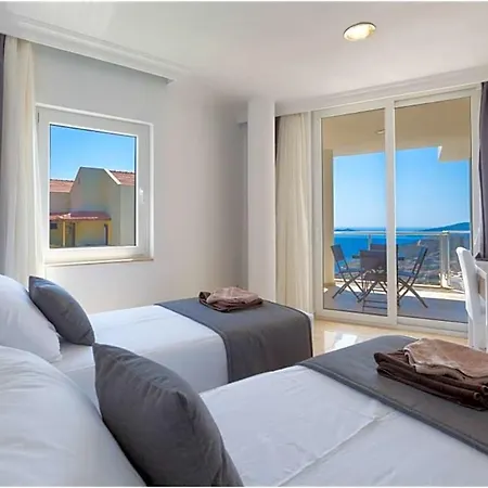 فيلة Sleeps 14 With Pool Air Con And Wifi كالكان