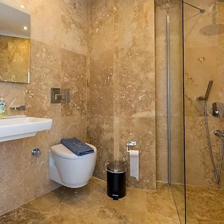 فيلة Sleeps 14 With Pool Air Con And Wifi كالكان
