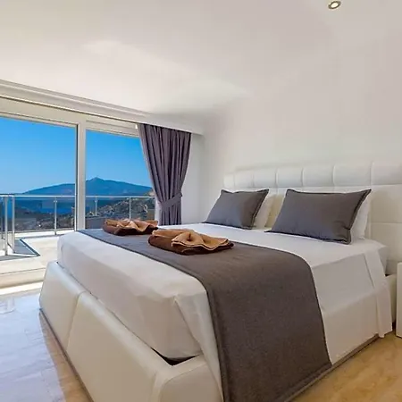 Sleeps 14 With Pool Air Con And Wifi فيلة